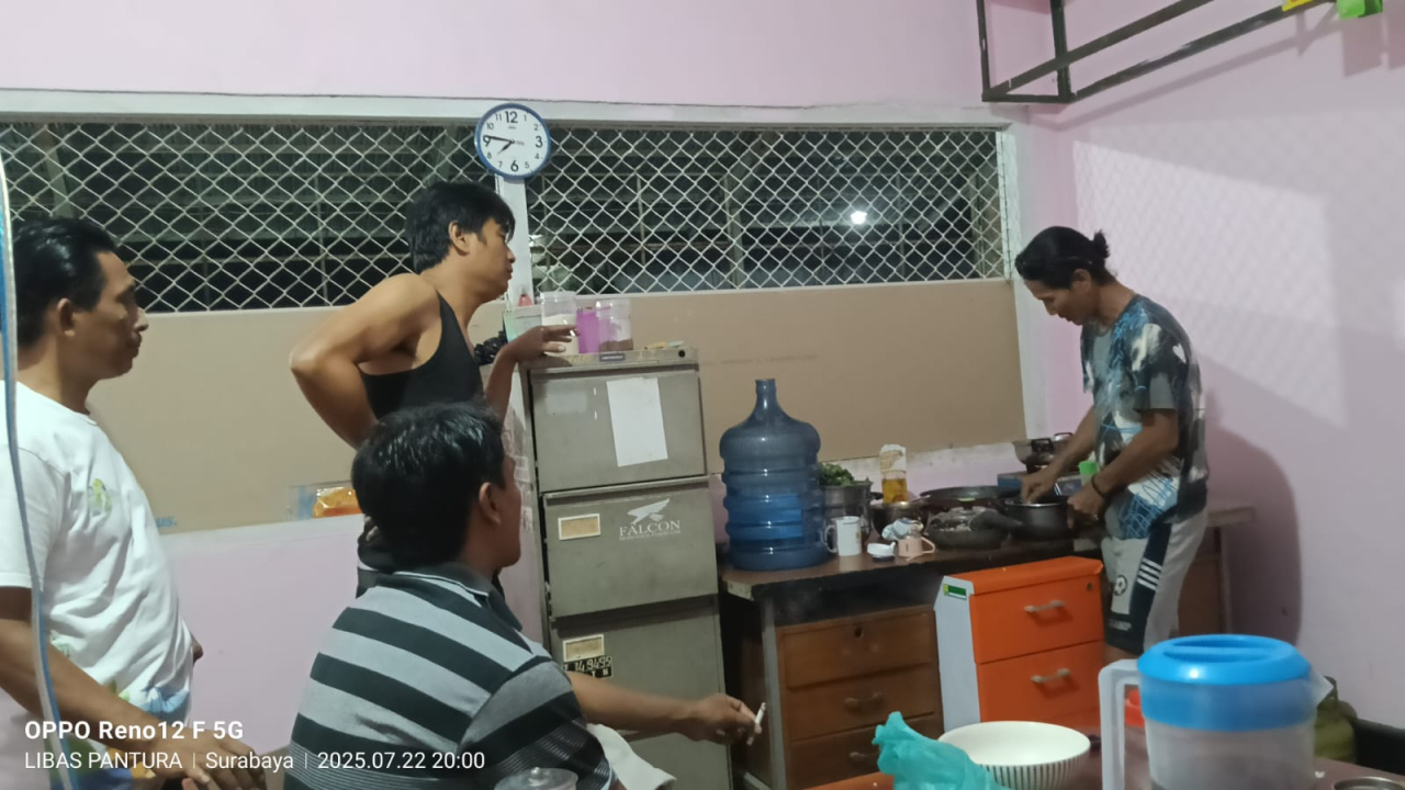 Hidup Sederhana, Semangat Luar Biasa: Potret Solidaritas Pekerja TAD di Surabaya