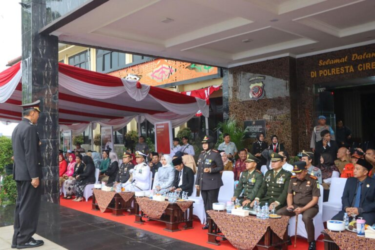 Upacara Hari Bhayangkara ke-79 di Polresta Cirebon Berlangsung Khidmat di Tengah Guyuran Hujan