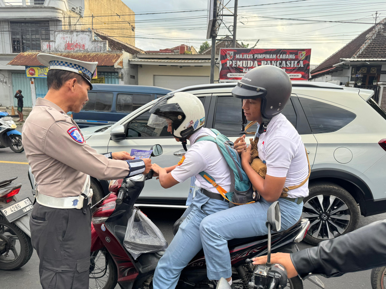 Polisi Menyapa : Operasi Patuh Semeru 2025 Polres Jember Sebar Brosur Edukasi Tertib Lalin Bagi Pengguna Jalan