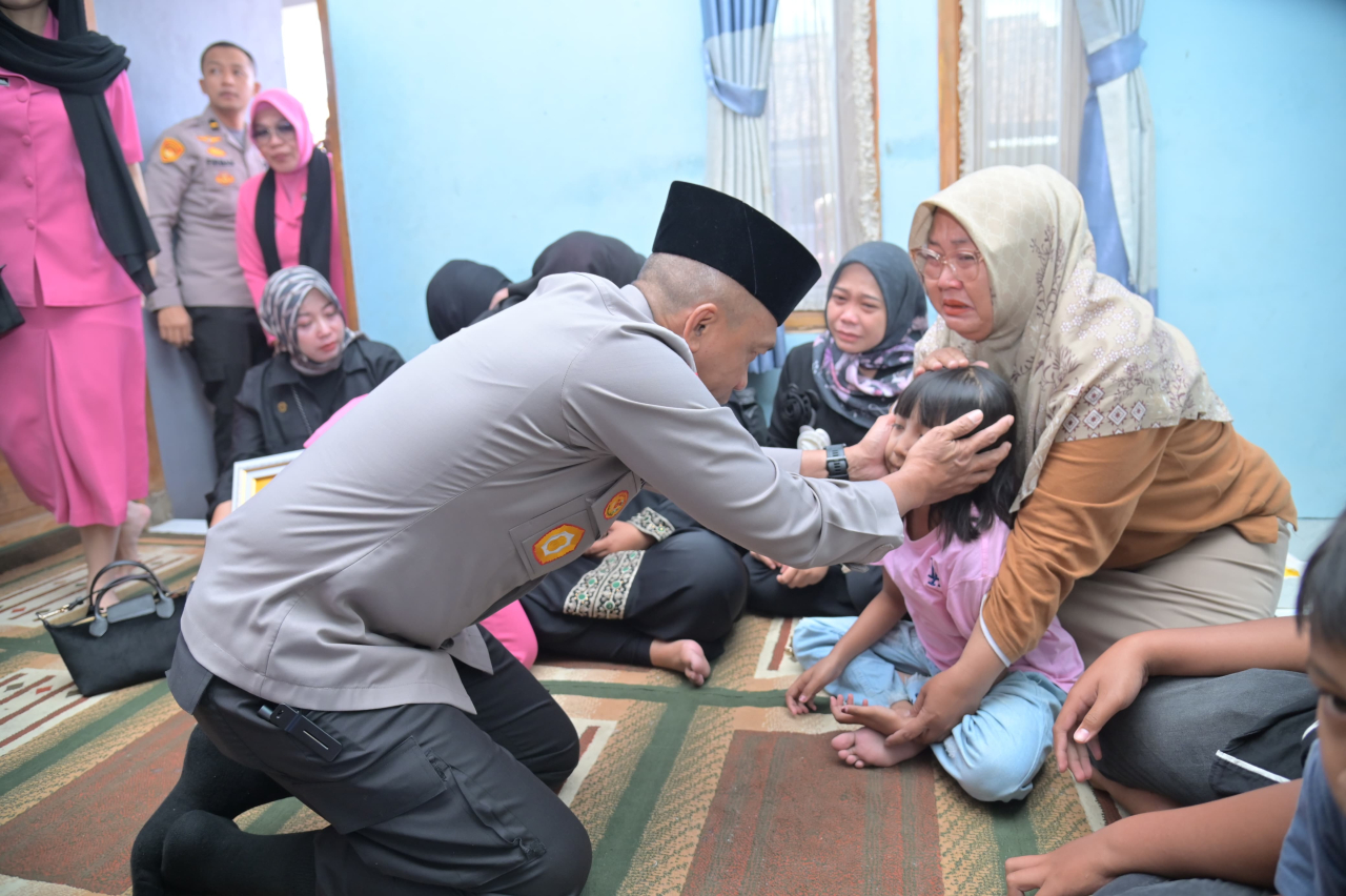 Kapolda Jawa Barat Melayat Ke Rumah Duka Aipda Anumerta Cecep