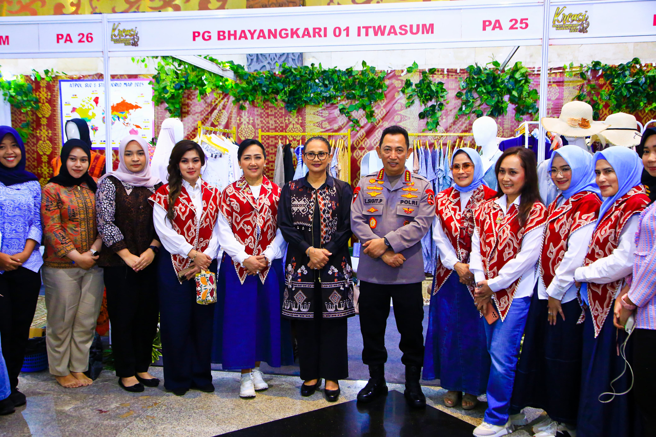 Kapolri Tinjau Bazar Kreasi Bhayangkari Nusantara 2025, Dorong Pertumbuhan UMKM