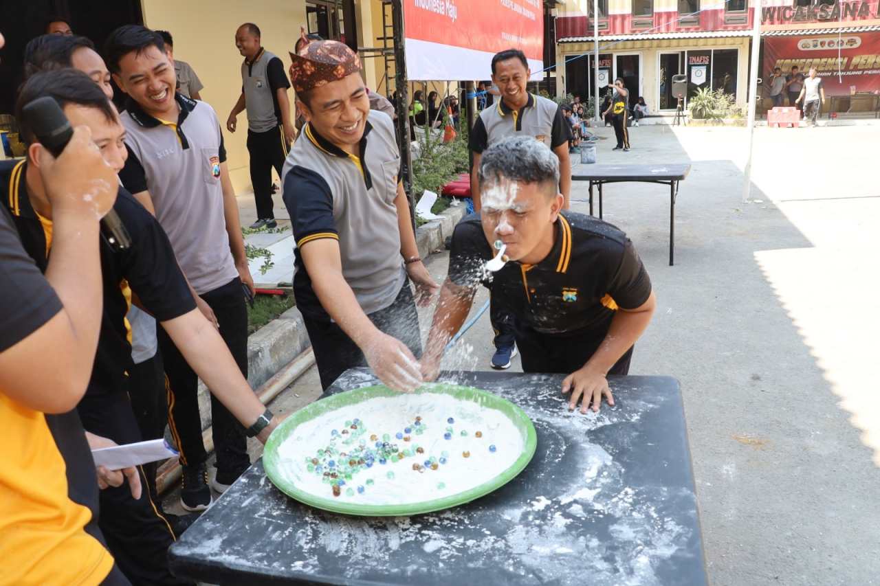 Semarak HUT ke-80 RI, Polres Pelabuhan Tanjung Perak Tumbuhkan Kebersamaan Lewat Perlombaan