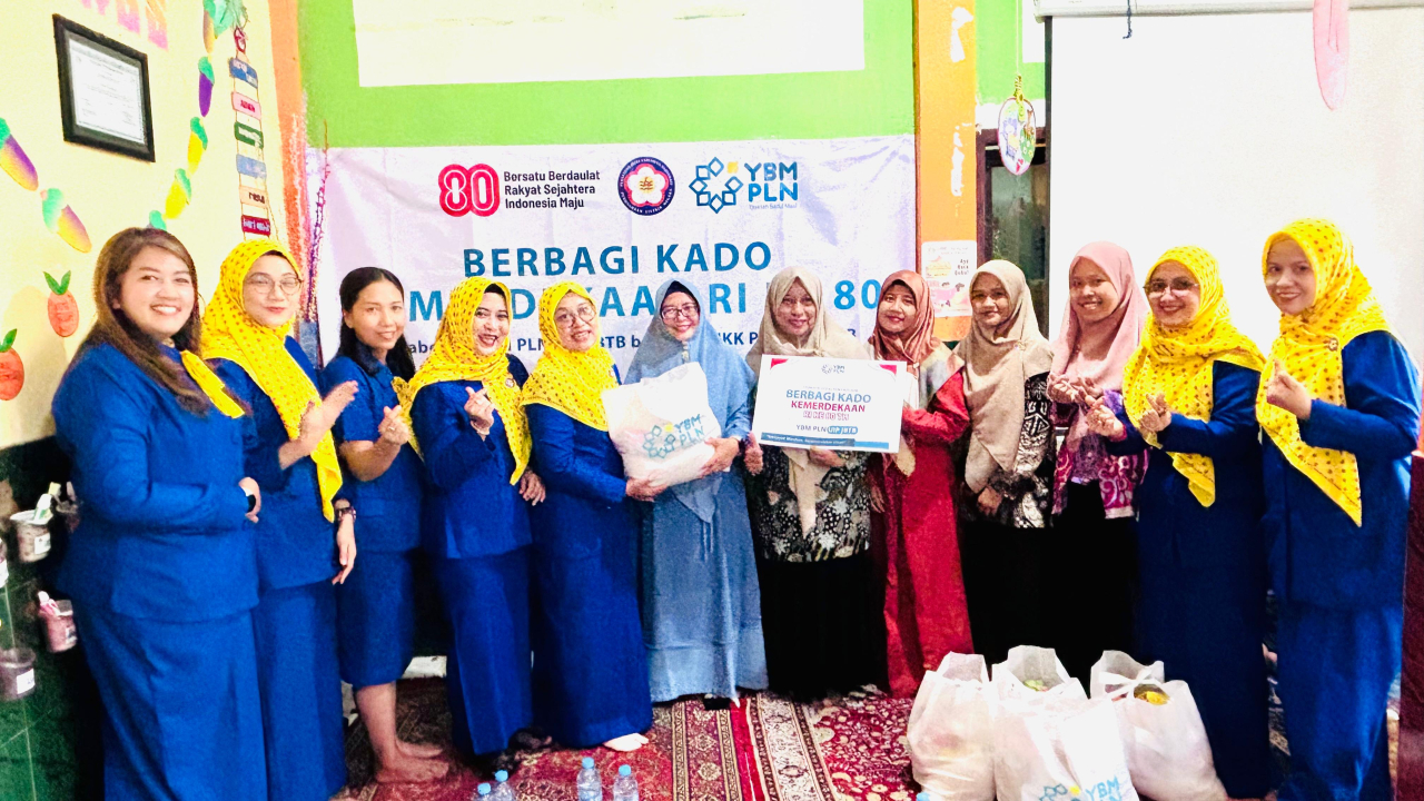 Semarak Kemerdekaan, YBM PLN UIP JBTB dan PIKK Bagikan Kado untuk Guru Ngaji dan Dhuafa