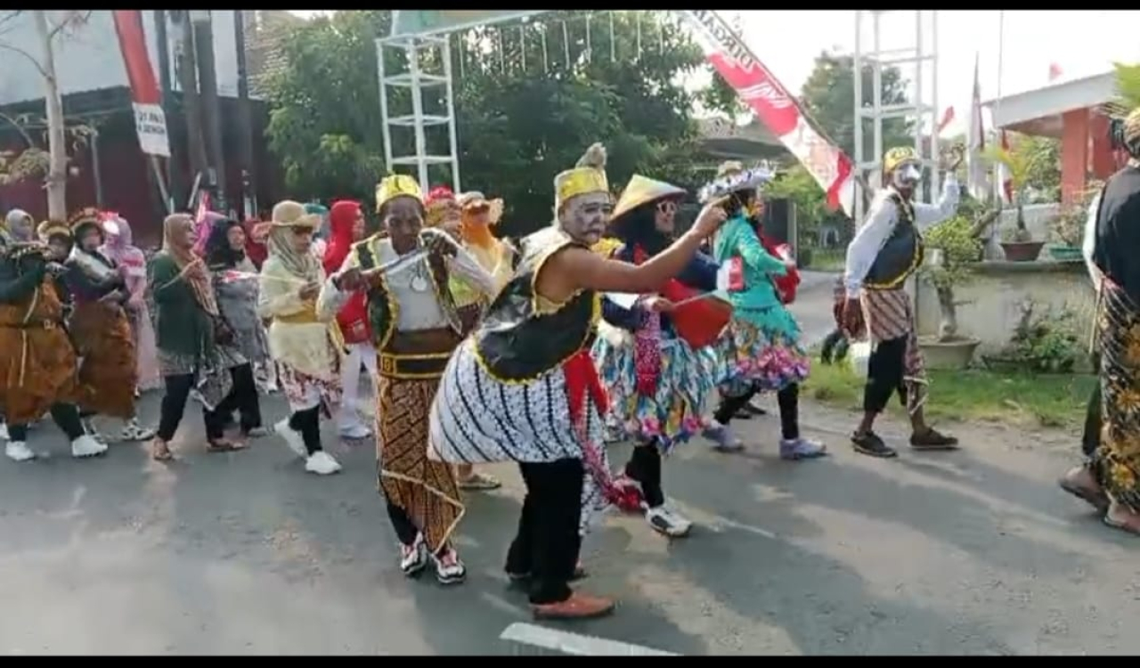 RT 24 RW 05 Desa Sengon Ikuti Karnaval Desa dengan Semangat Kebersamaan