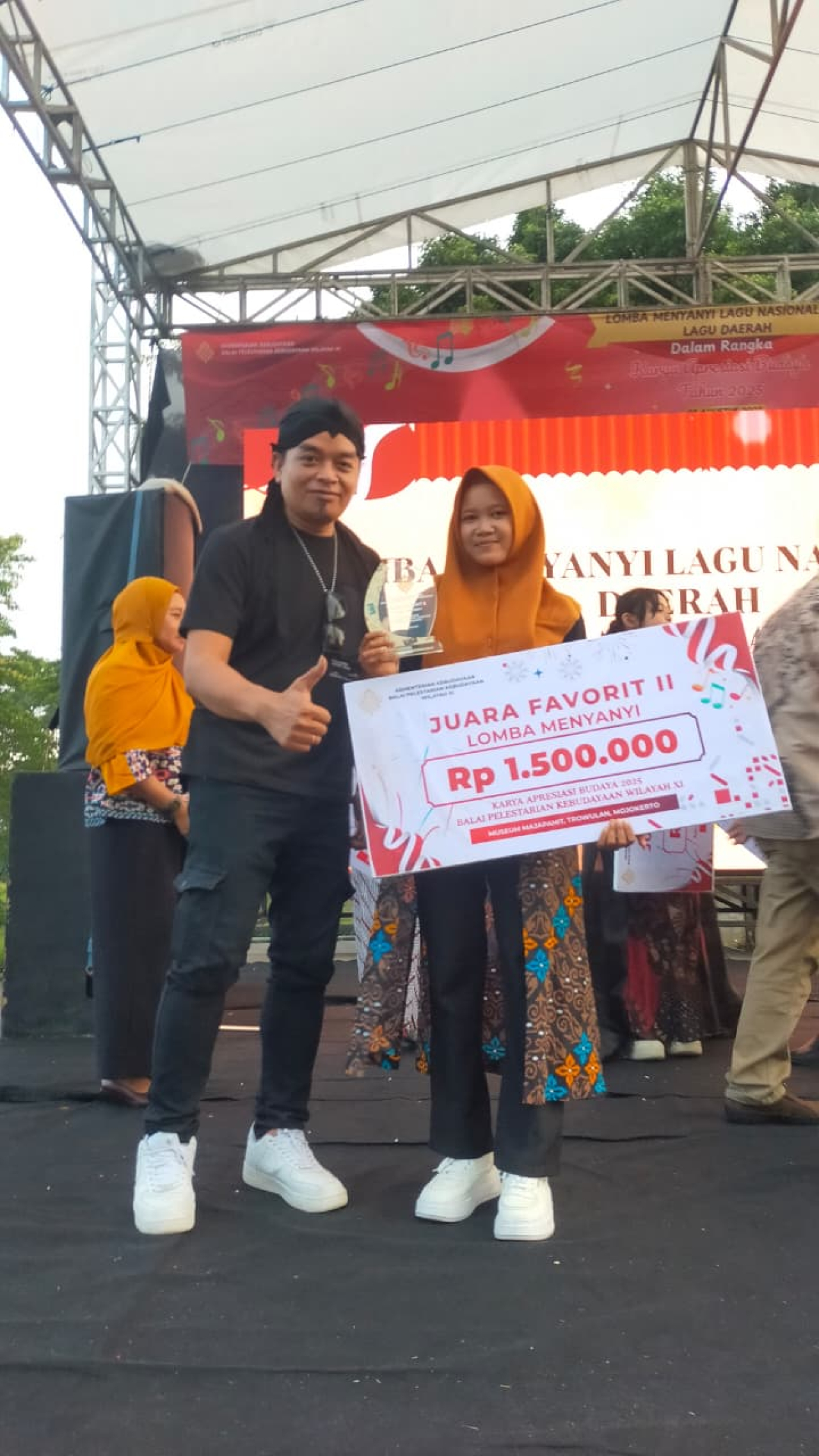 Nurfa Diyah, Siswi MAN 7 Jombang Kelas 12 B Raih Juara Favorit 2 Lomba Menyanyi Karya Budaya 2025