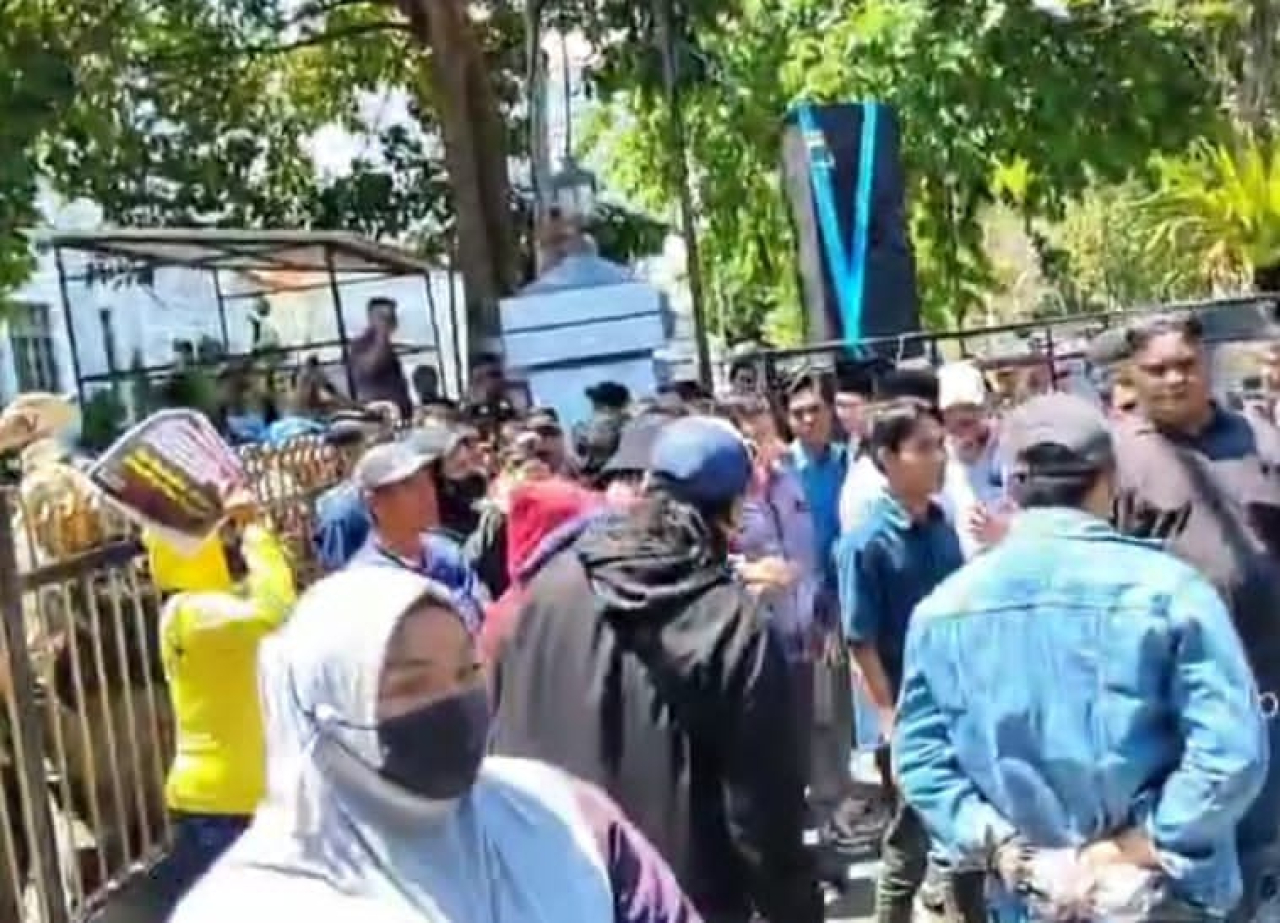 Demokrasi Terciderai! Aksi Demo SMP-MP Surabaya Dapat Penghadangan OTK