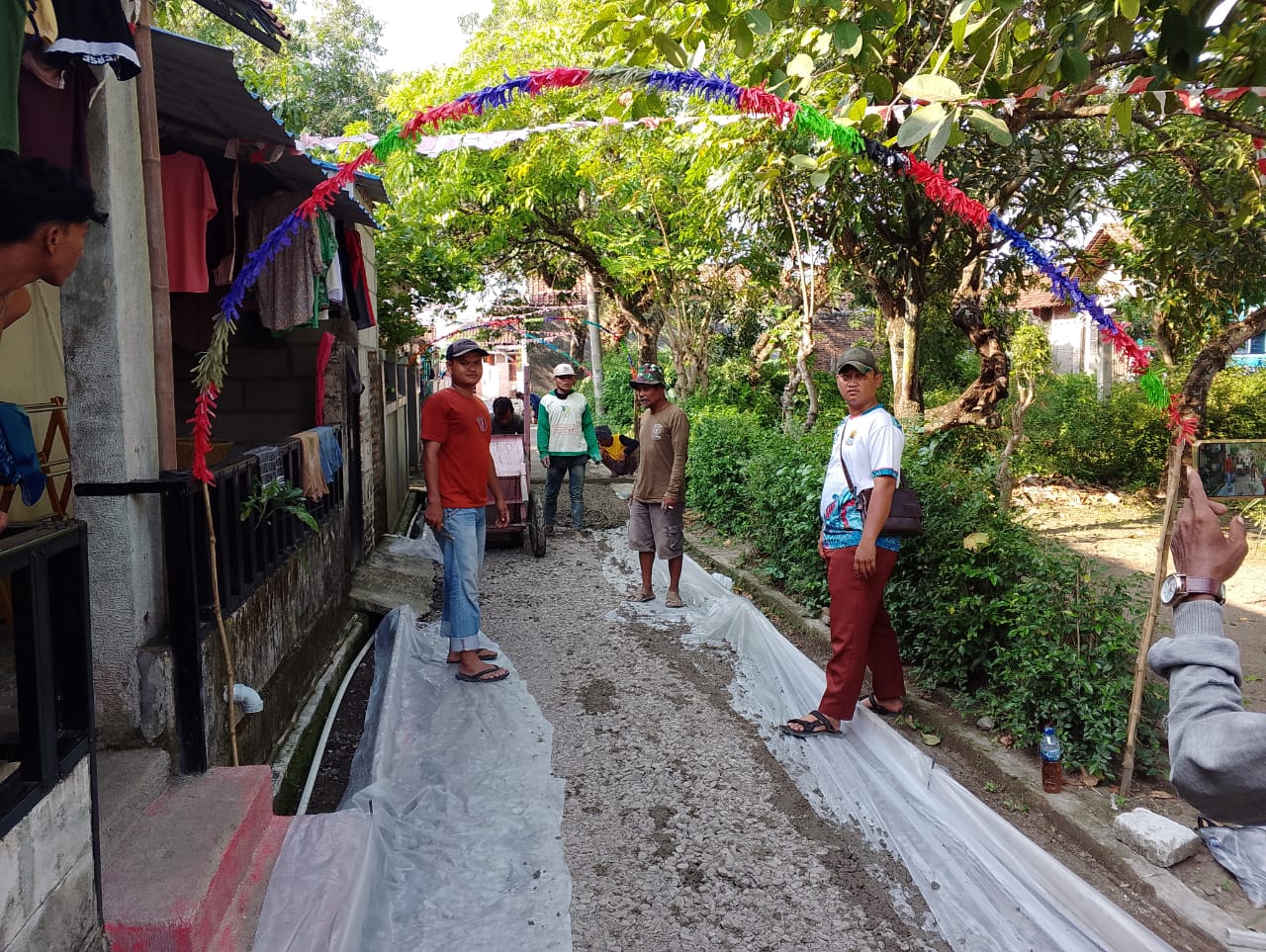 Pemdes Cisaat 5 Titik Bangun Jalan Cor Beton Dusun I Dari Dana Desa Tahap II Tahun 2025