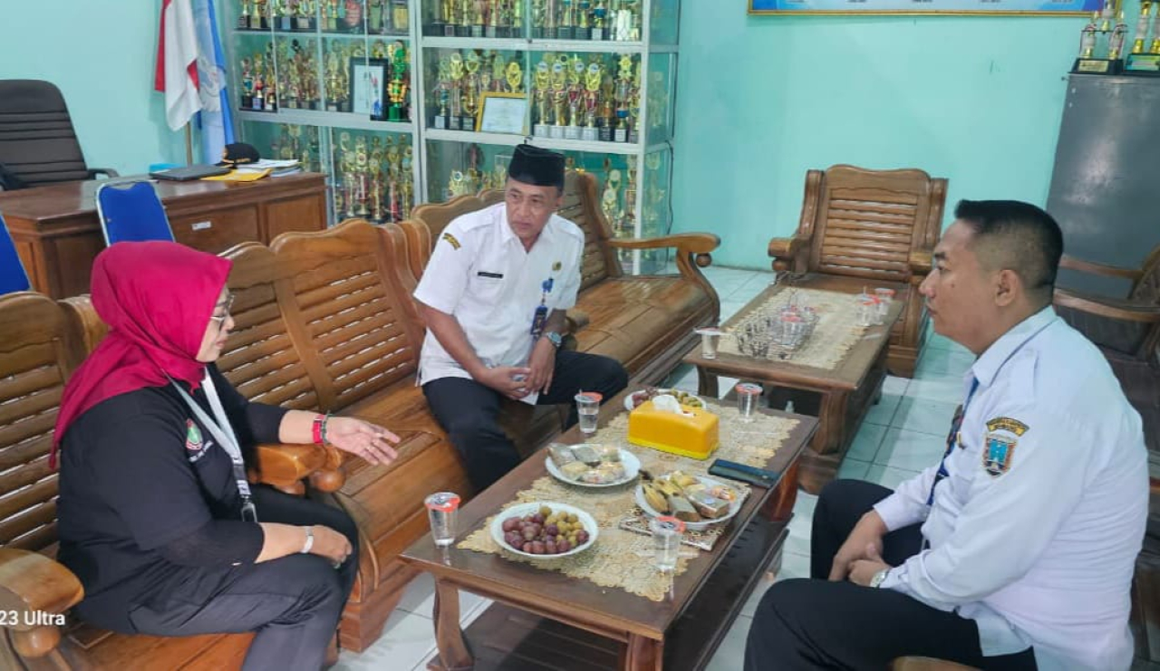 Kabid SMP Dinas Pendidikan Istichomati Berikan Panguatan Kepada Siswa Yang Keracunan Agar tidak Trauma