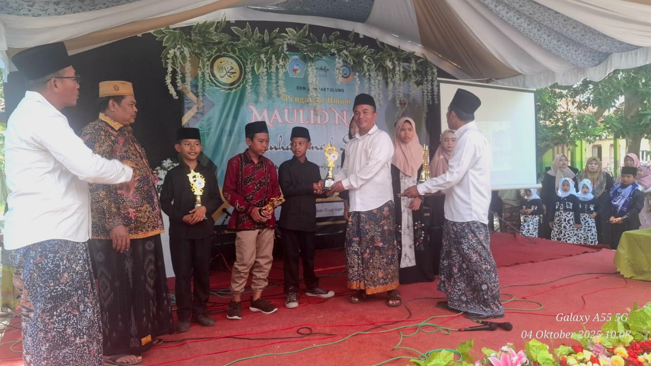 Penyerahan piala kepada siswa berprestasi dalam berbagai lomba tingkat sekolah dan kecamatan turut memeriahkan peringatan Maulid Nabi di SDN 2 Babaktulung.