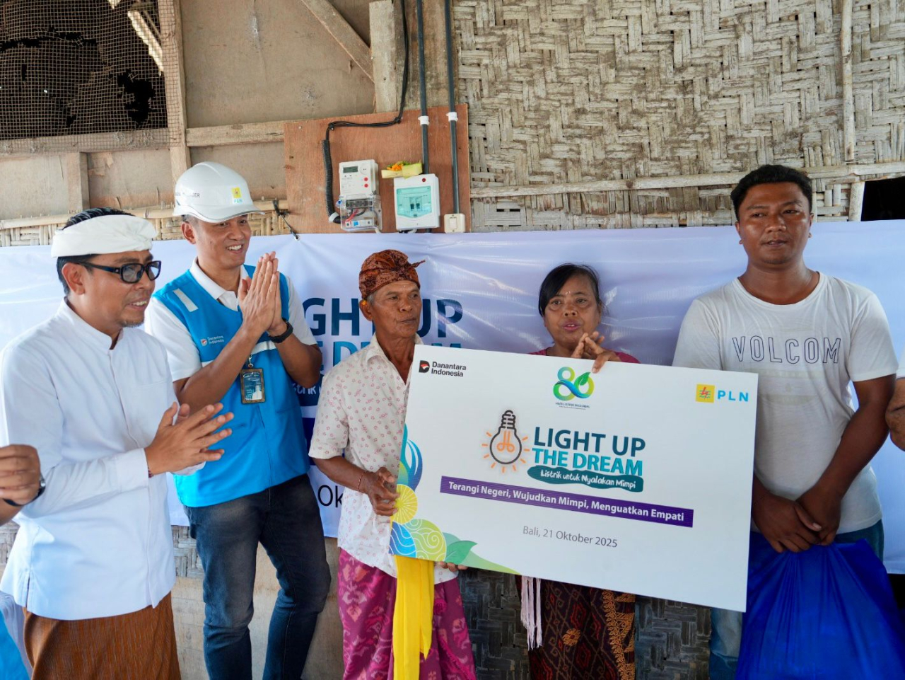 Dalam Semangat Hari Pahlawan, PLN Wujudkan Kepedulian dengan Sambung Gratis Listrik Rumah Warga Pra Sejahtera di Bali