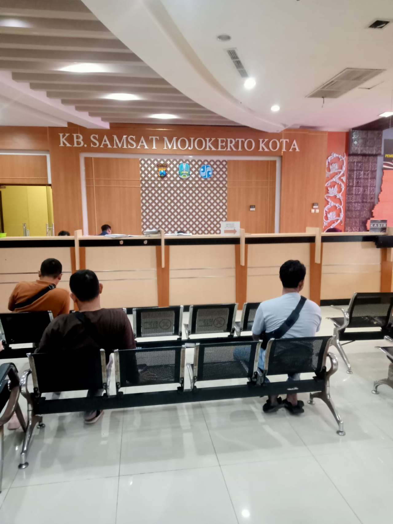 Foto: Suasana pelayanan di Kantor Bersama (KB) Samsat Mojokerto Kota. Warga tampak menunggu antrean dengan tertib di ruang tunggu utama. (Dok.@Yoga)