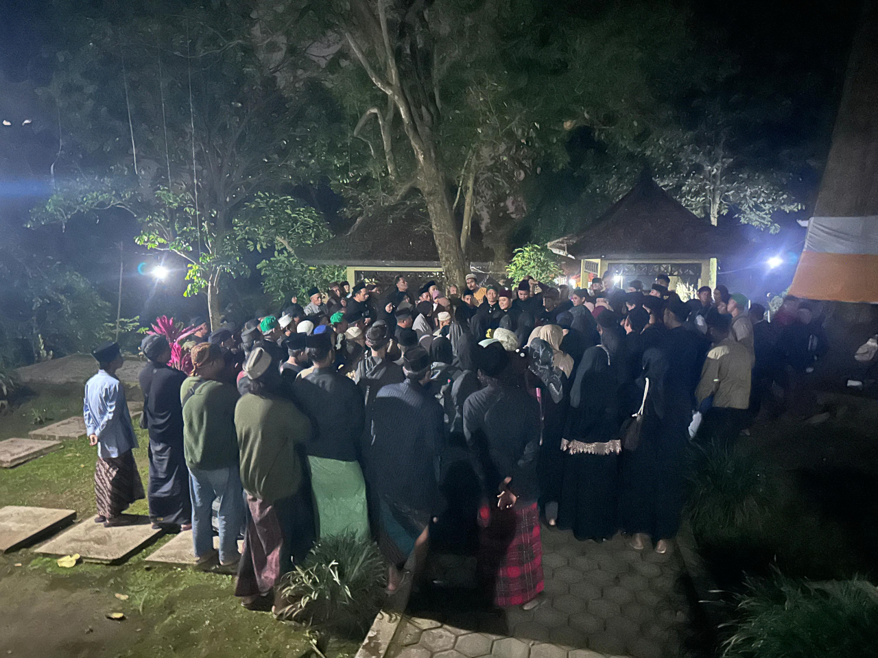 Ratusan Jamaah Sholawat Ibrohimmiyah Gelar Acara Siraman Balak Penyakit di Pemandian Tirto Jolotundo