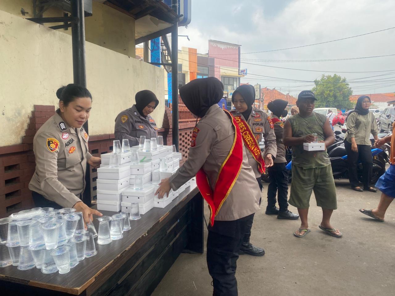 Polres Cirebon Kota Gelar Aksi Berbagi, Wujud Nyata “Polri untuk Masyarakat”