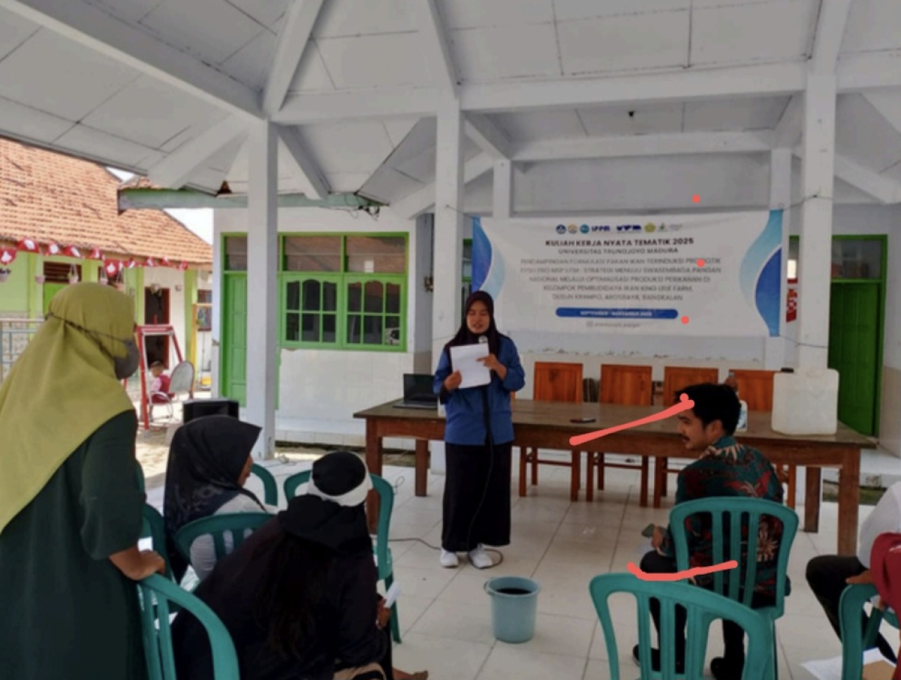 Cinta Marshanda Nexvia selaku Mahasiswa KKN-T Universitas Trunojoyo Madura memberikan materi perbanyakan probiotik ikan Fiysh Pro MSP UTM
