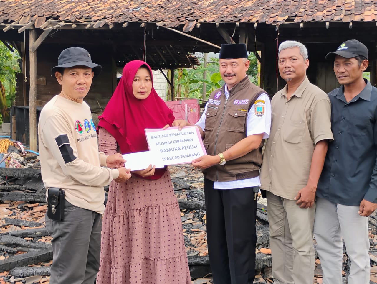 Kwarcari kak Nur Rofik didampingi Kak Pramujo dan Rif,an memberikan bantuan uang kepada korban kebakaran rumah Rabu (3/11).