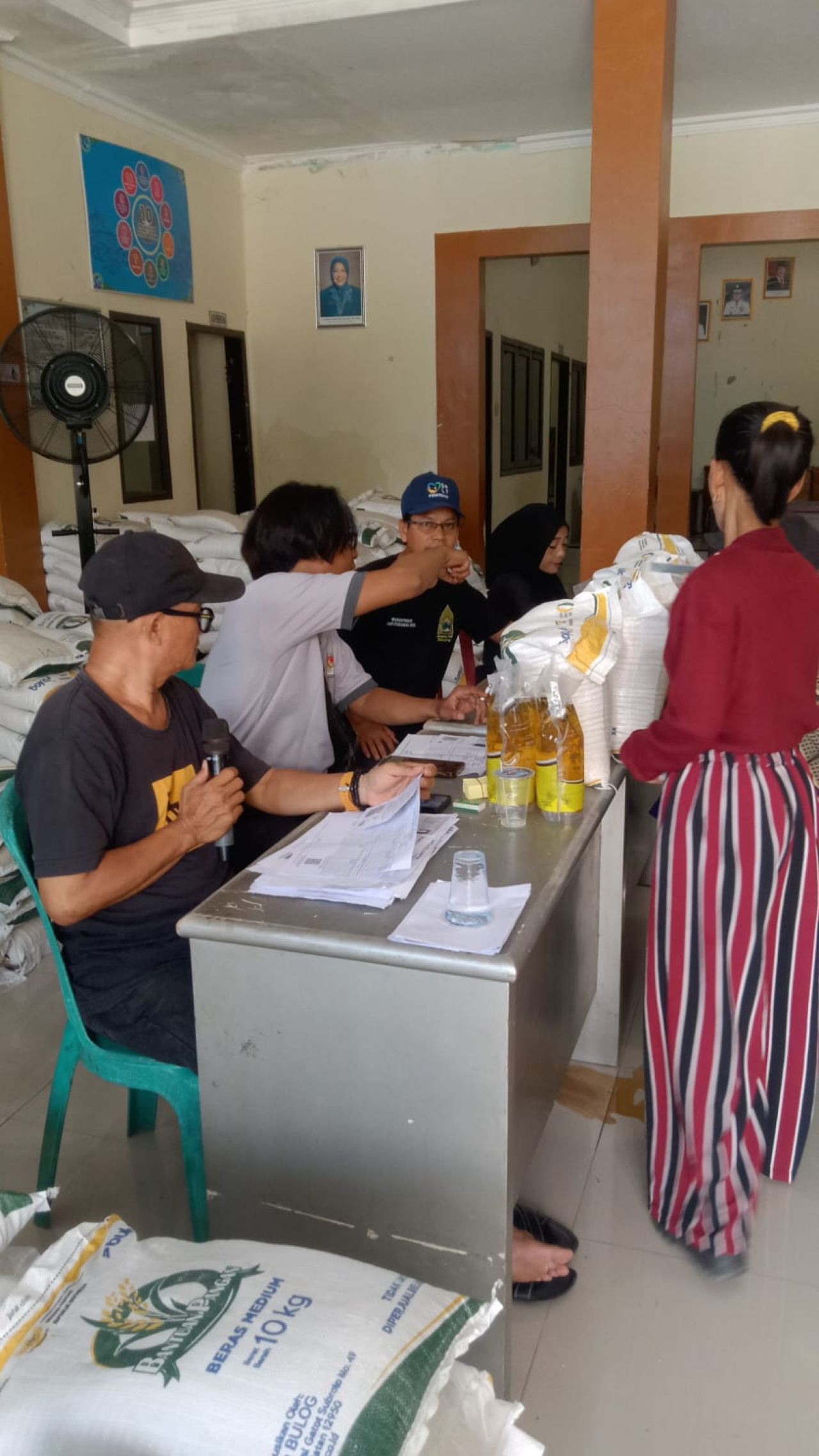 Pemerintah Desa Waled Asem Menyalurkan Beras Bulog dan Minyak Goreng kepada 342 KPM