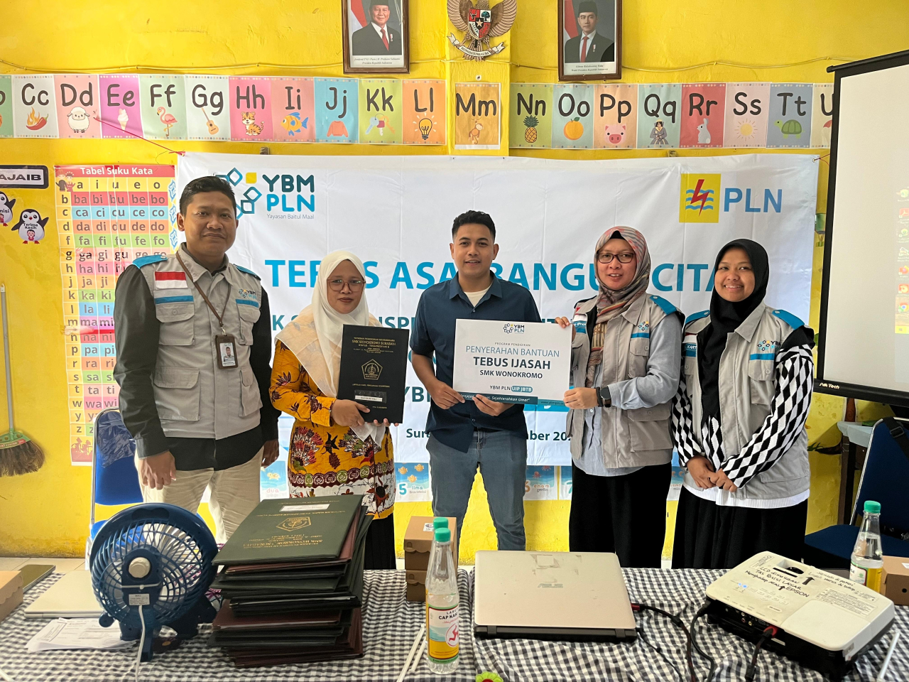 Sejumlah alumni SMK Wonokromo menunjukkan ijazah yang telah ditebus oleh YBM PLN UIP JBTB. Kegiatan ini sekaligus dibarengi dengan sesi talk show inspiratif sebagai bekal menuju dunia kerja.