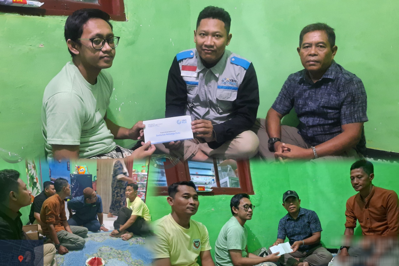 Perwakilan YBM PLN UIP JBTB, Achmad Fatkhurrozi memberikan santunan kepada Abdul Azis anak keluarga Alm Sutiyo di dampingi rekan kerjanya alm saat bertugas di PLN UIP JBTB.