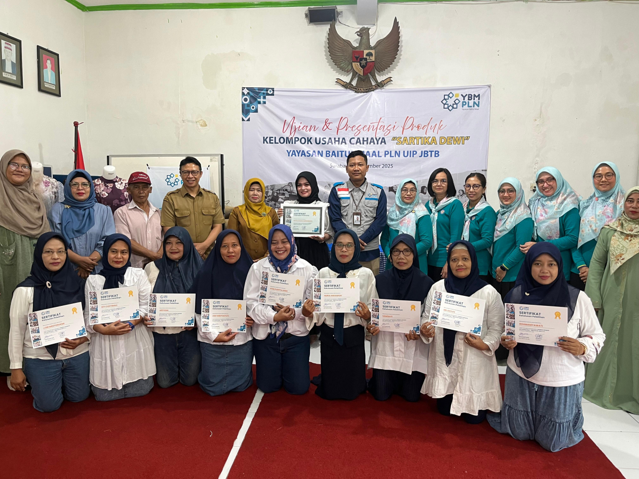 Ibu-Ibu Tuwowo Berdaya, KUC Sartika Dewi binaan YBM PLN UIP JBTB Hasilkan 85 Produk Pakaian dalam Empat Bulan Pelatihan