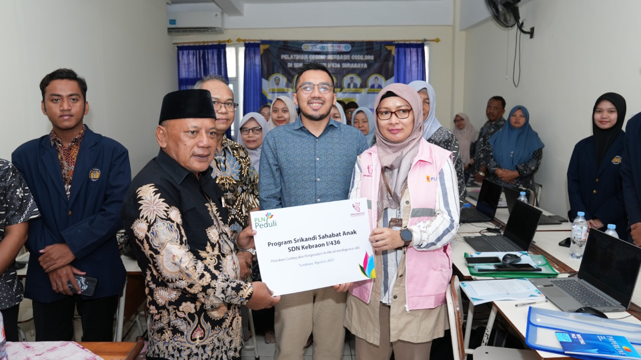 Foto: Serah Terima Bantuan Program Srikandi Sahabat Anak diserahkan oleh Ketua Srikandi PLN UIP JBTB kepada Kepala Sekolah SDN 1 Kebraon Surabaya