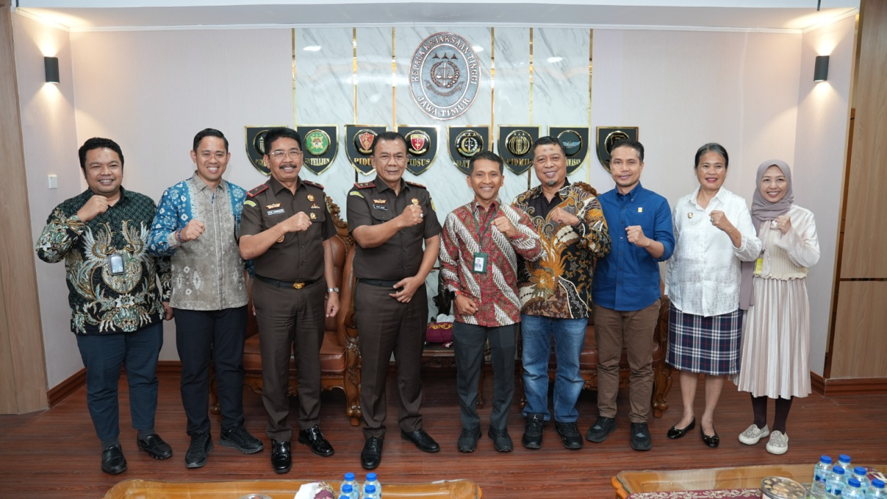 Foto: Bersama Kajati, Wakil Kajati, Asdatun Kajati Jawa Timur dengan PLN Grup Jawa Timur