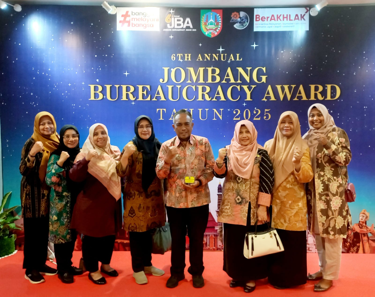 Foto: Kadis DKPP didampingi Sekdin, Kabid dan Kasubbag dalam penerimaan penghargaan