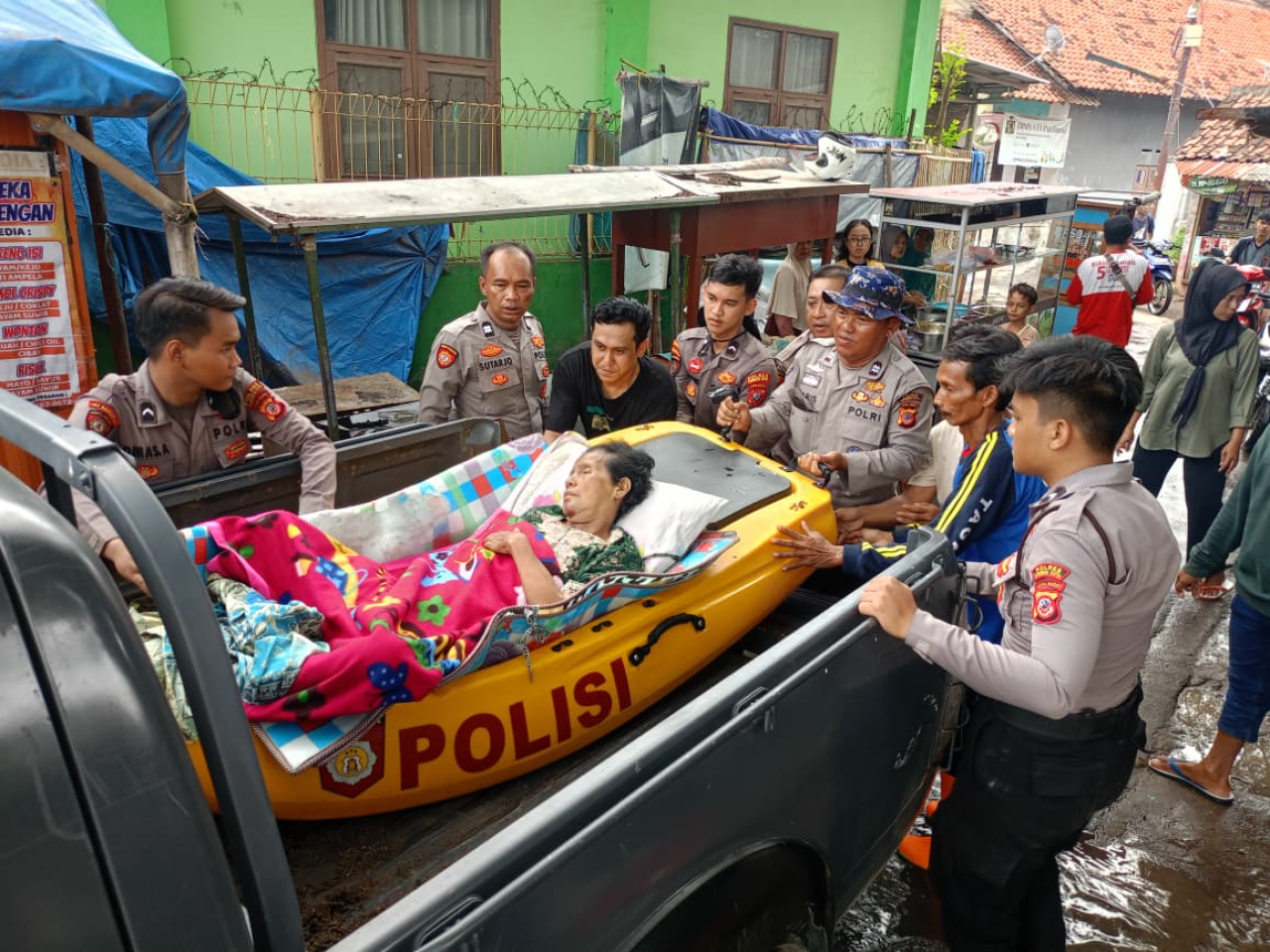 Monitoring Genangan Air Desa Astana, Polres Cirebon Kota Lakukan Evakuasi Warga Sakit
