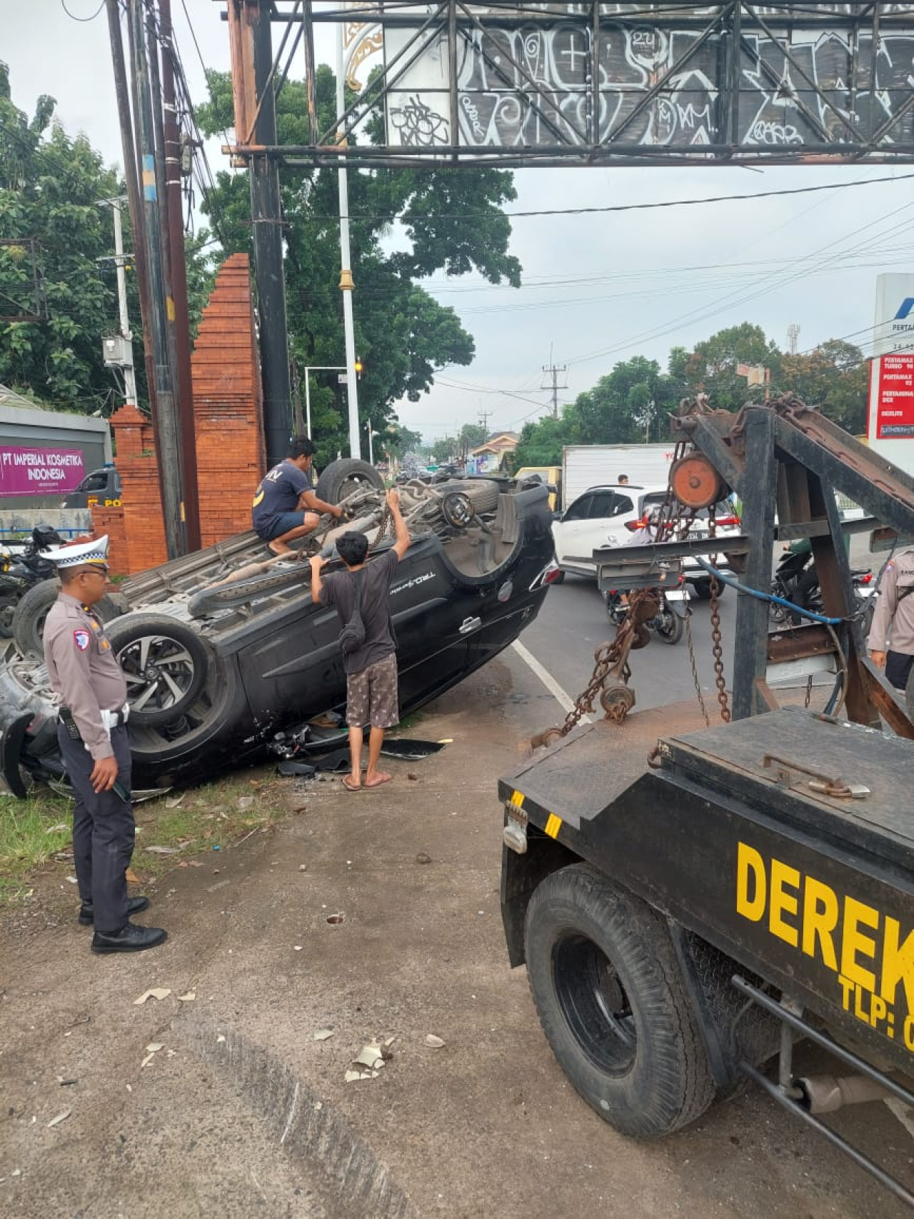 Mengantuk, Mobil Terguling di Jalan Pelandakan Harjamukti