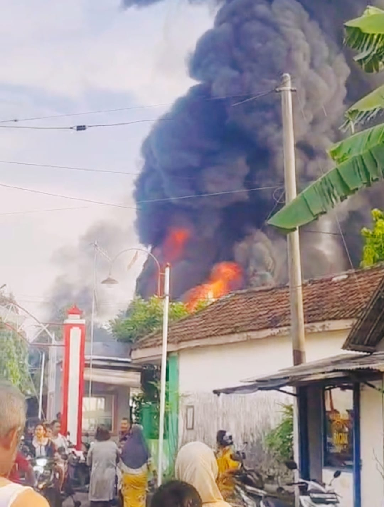 Jombang Membara, Kebakaran Hebat Pabrik Sepatu Membuat Karyawan Berhamburan Menyelamatkan Diri
