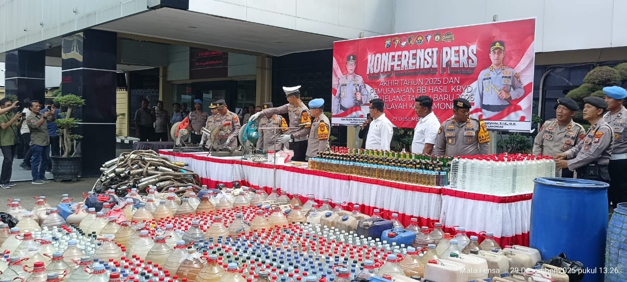 Gelar konferensi pers Kapolres Lamongan Sampaikan Catatan Angka Kriminal Selama 2025