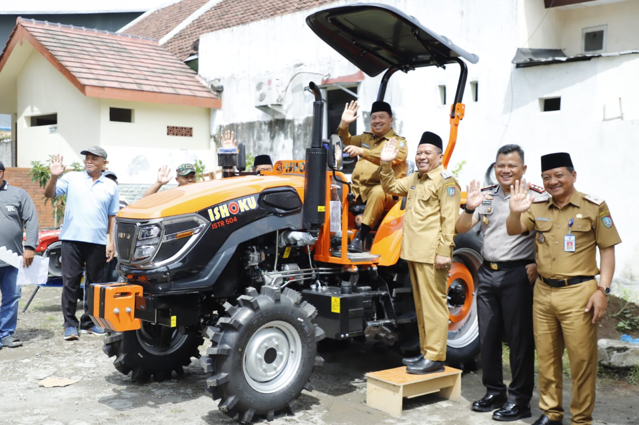 Bupati Warsubi Serahkan Bantuan Alsintan, Jombang Makin Mantab Sebagai Lumbung Pangan Nasional