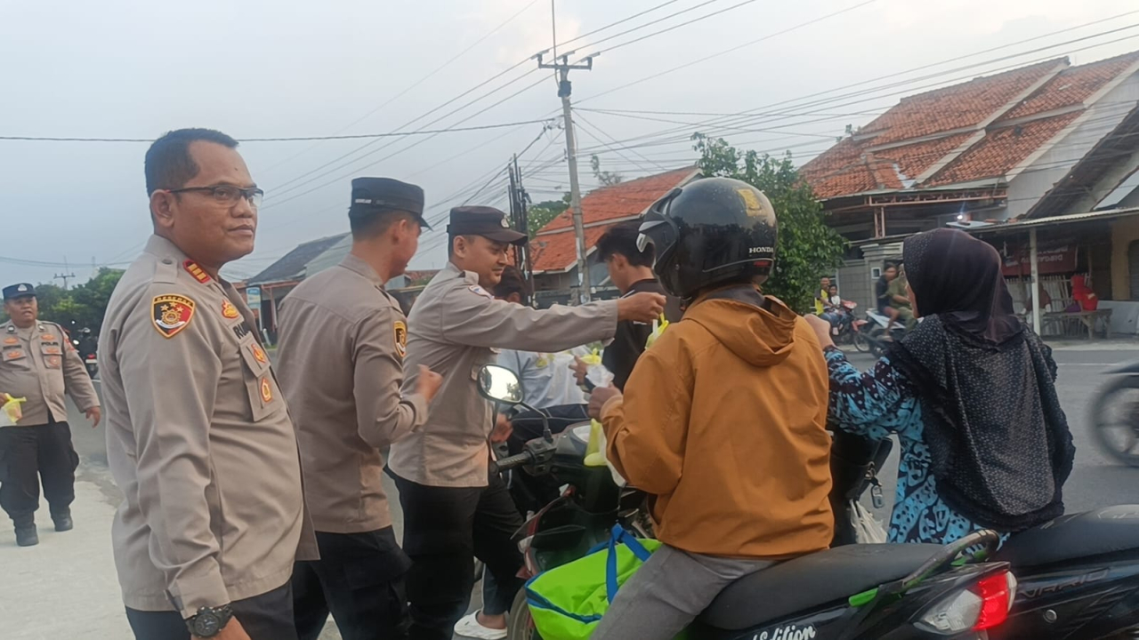 Ratusan Takjil Dibagikan Polisi di Kapetakan, Pengendara yang Melintas Mendadak Dapat Berkah Ramadan