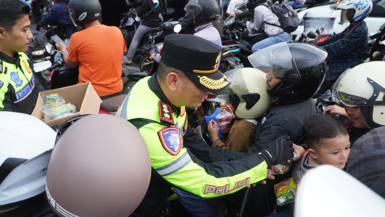 Takjil dan Boneka Dibagikan di Pos Pam Pemuda, Kapolres dan Dir Narkoba Sapa Pemudik di Ops Ketupat Lodaya 2026