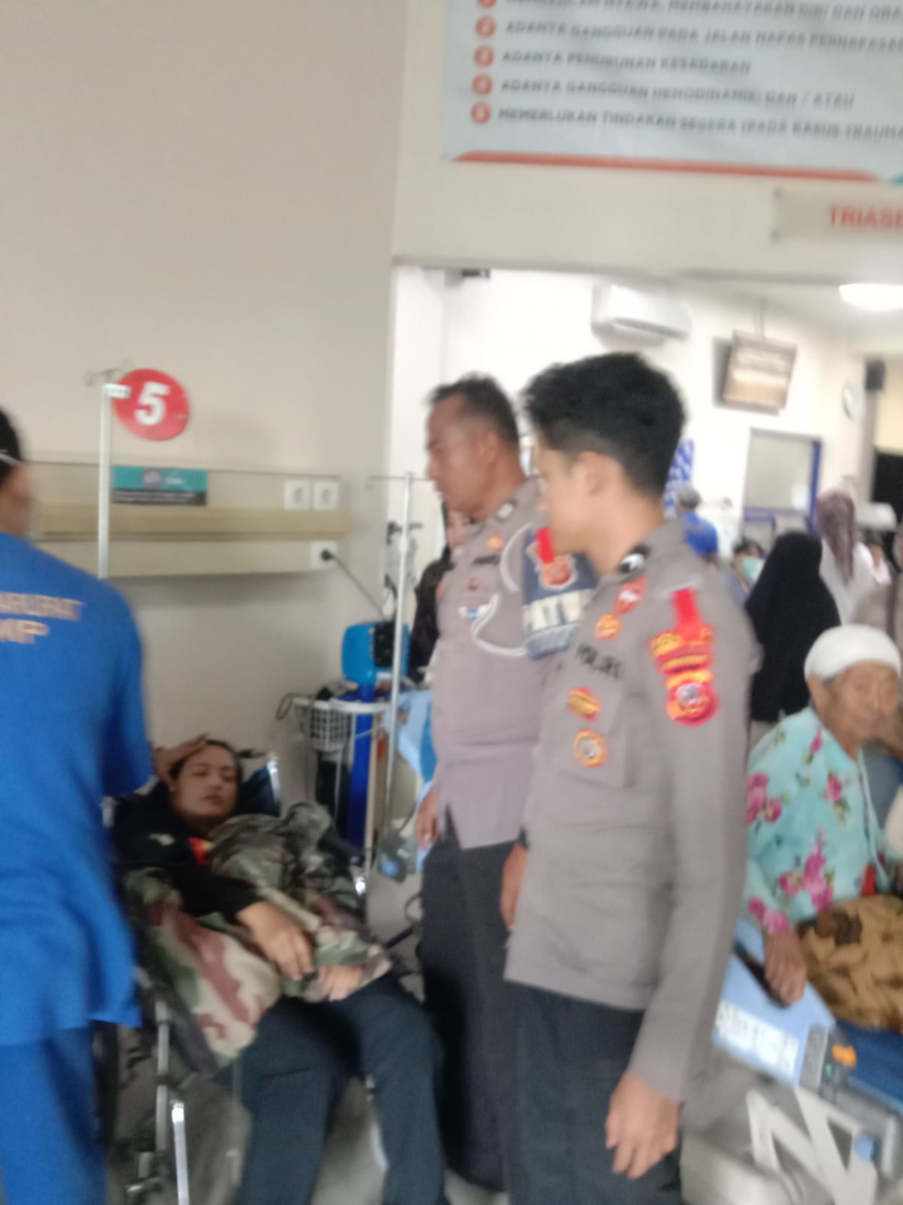 Petugas Pos Yan Res Area 208 B Sigap Evakuasi Pemudik Sakit di Tol Palikanci