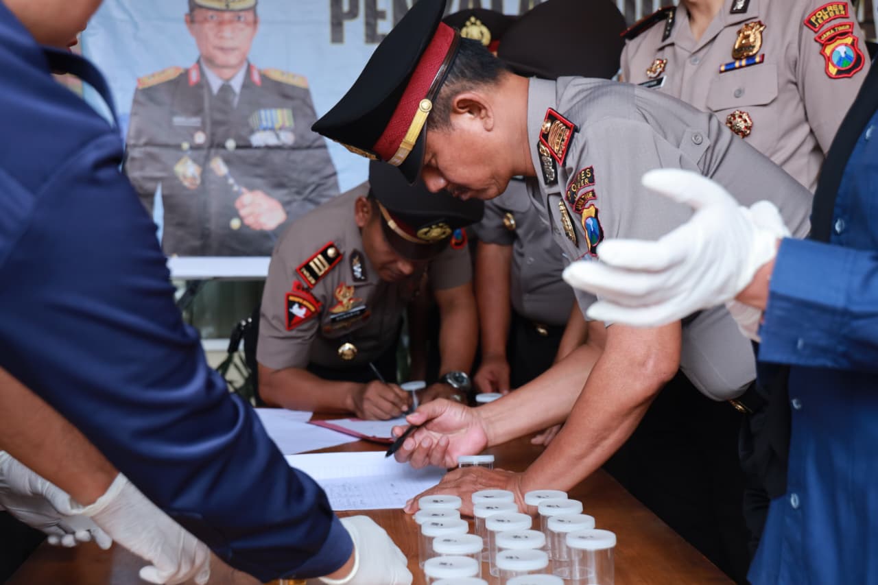 Wujudkan Zero Narkoba Polres Jember Test Urine Mendadak Bagi Para Perwira