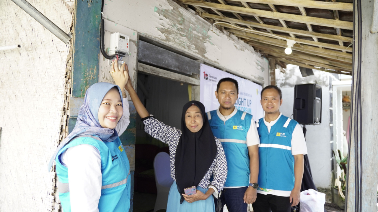 Tebar Kebaikan di Bulan Ramadan, PLN Icon Plus Dukung Penyalaan Serentak 350 Sambungan Listrik untuk Masyarakat Pra Sejahtera di Jawa Timur