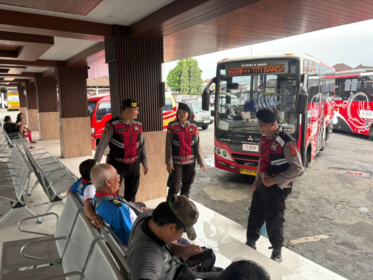 Polisi Sapa Warga di Terminal Ubung, Jaga Rasa Aman Menjelang Nyepi dan Idul Fitri