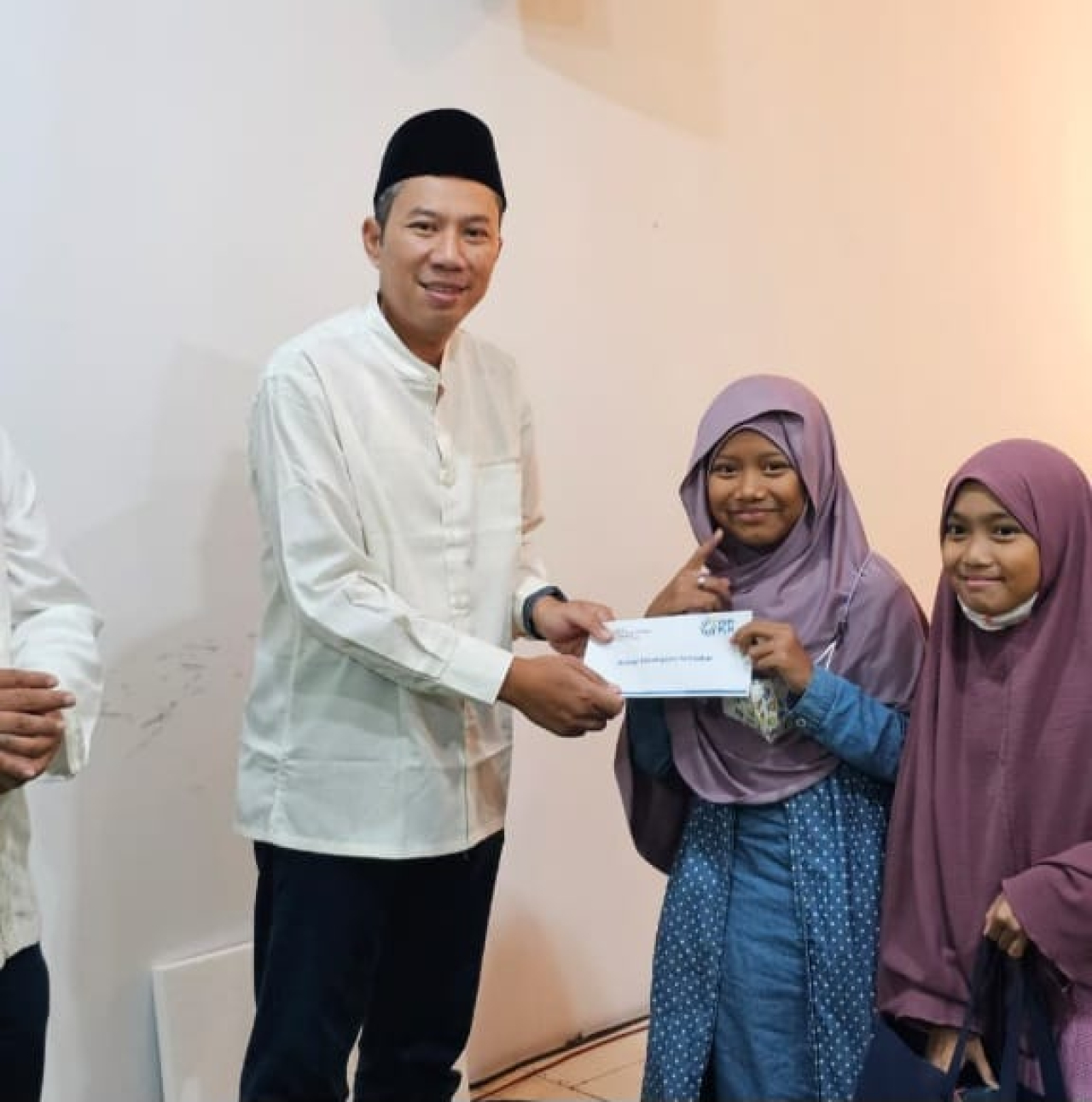 Foto: General Manager PLN UIP JBTB Hendro Prasetyawan, saat memberikan santunan kepada anak anak yatim di Yogyakarta