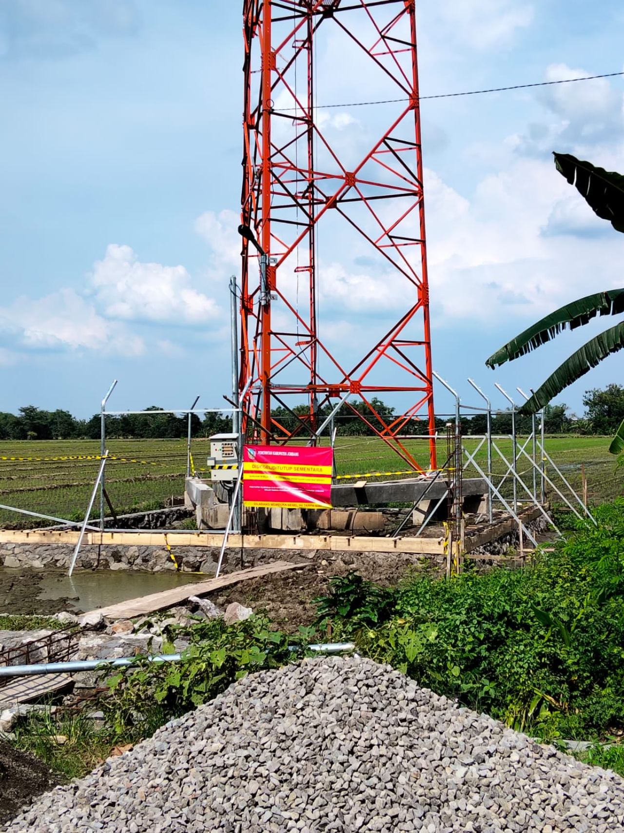 Diduga Ada Permainan Perizinan dan Ketidakamanan Proyek Tower BTS di Sumobito, Kontraktor Disorot