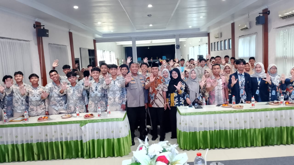 Wujudkan Generasi Tangguh, SMAN 2 Lamongan Gandeng IPDA Purnomo Sosialisasi Anti Narkoba dan Kekerasan