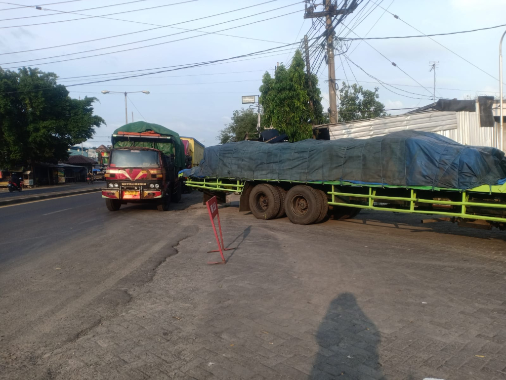 Kelangkaan Solar di Lamongan Picu Kemacetan, Antrean Truk Mengular di SPBU Plaosan Babat