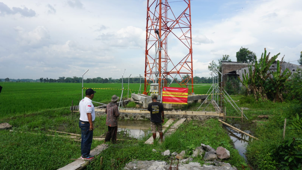 Diduga “Kebal Hukum”, Proyek Tower BTS di Sumobito Jalan Terus Meski Disegel Pemkab