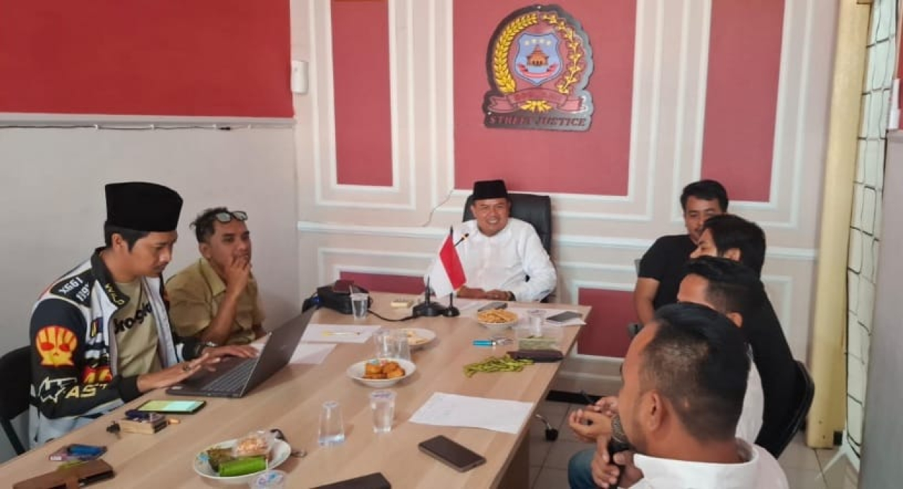 Ketua AMI, Baihaki Akbar, S.E., S.H., memimpin rapat persiapan pembentukan panitia Halal Bi Halal yang akan di gelar di Hotel Morazen Surabaya