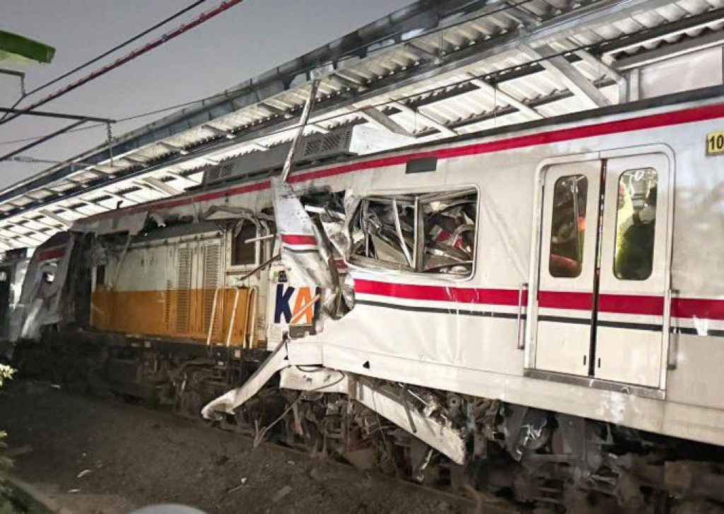 Kecelakaan Beruntun di Bekasi Timur, Taksi Listrik Tabrak KRL hingga Libatkan Kereta Argo