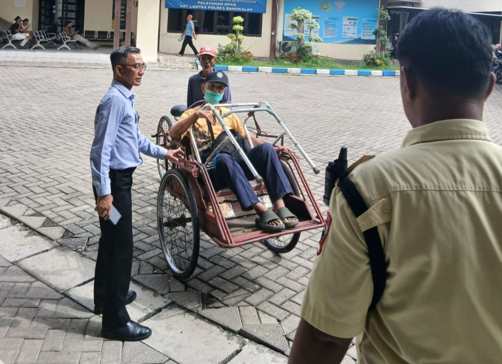 Adpel Samsat Bangkalan Prioritaskan Pelayanan Humanis bagi Wajib Pajak Disabilitas