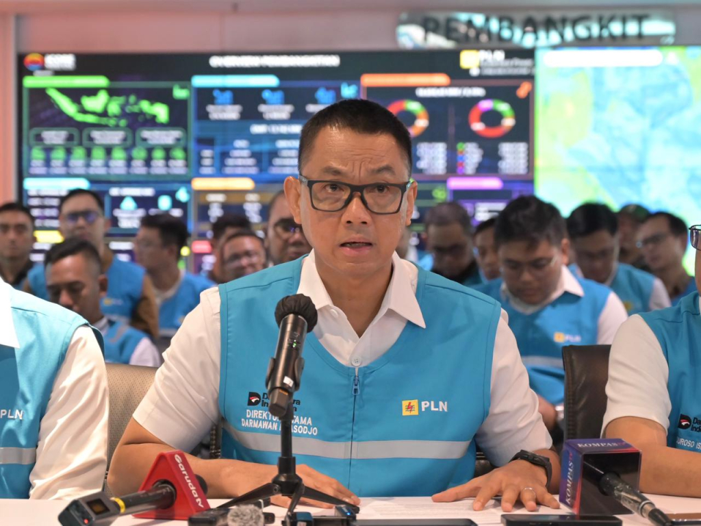 Direktur Utama PLN, Darmawan Prasodjo, "Pulih bertahap, lebih dari 8,3 juta pelanggan telah menikmati kembali pasokan listrik."