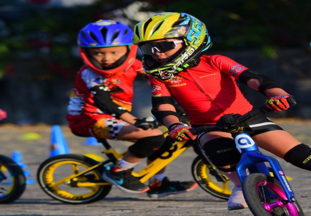 Meriahkan UMKM Komunitas Bineka Pushbike Gandeng AWS Gelar Latihan Balance Bike Anak di Hotel Dafam Surabaya 