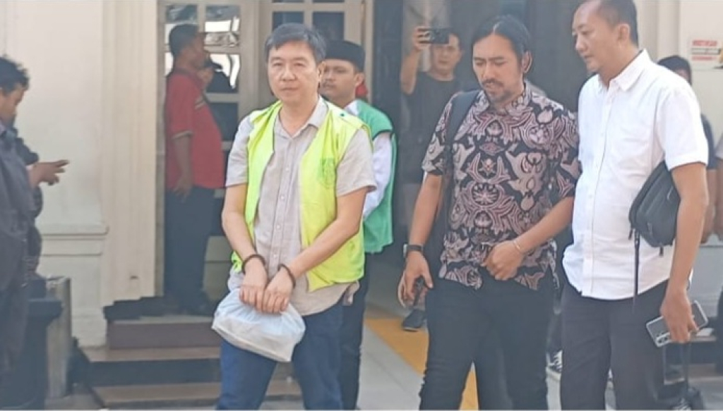 Foto: Terdakwa Hermanto saat menggunakan rompi tahanan dan tangan di borgol.