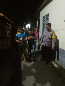Patroli sahur Bhabinkamtibmas kejaksan Polsek Utbar Polres Ciko siap jaga Kamtibmas