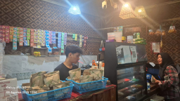 Sensasi Kuliner Tradisional: Nasi Bungkus Bambu Runcing Kini Hadir di Warkop Wong Java Surabaya!